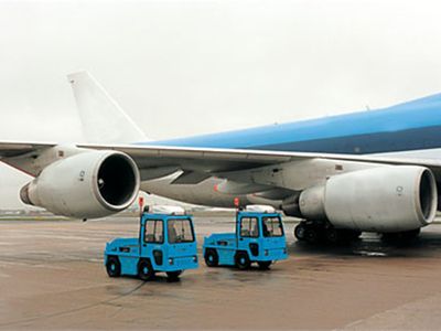 Transfer vehicles: Electrical aircraft tugs